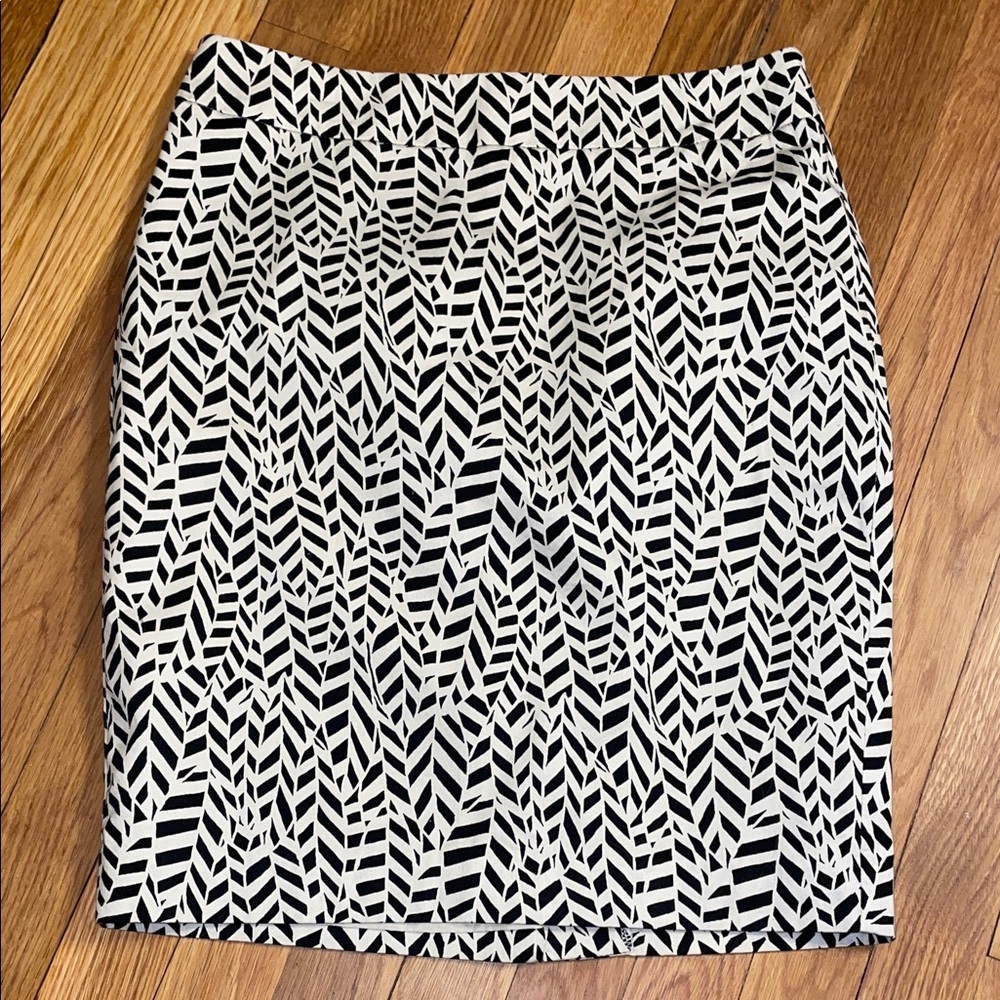 LOFT Black and White Geometric Pencil Skirt. Cotton. Lined.  Size 4.